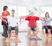 Người bị loãng xương có nên tập yoga không?