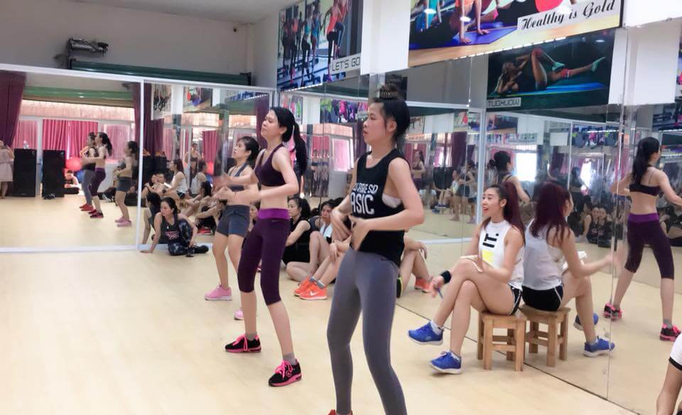 tập aerobic hay yoga để giảm cân, eo thon và có sức khỏe tốt