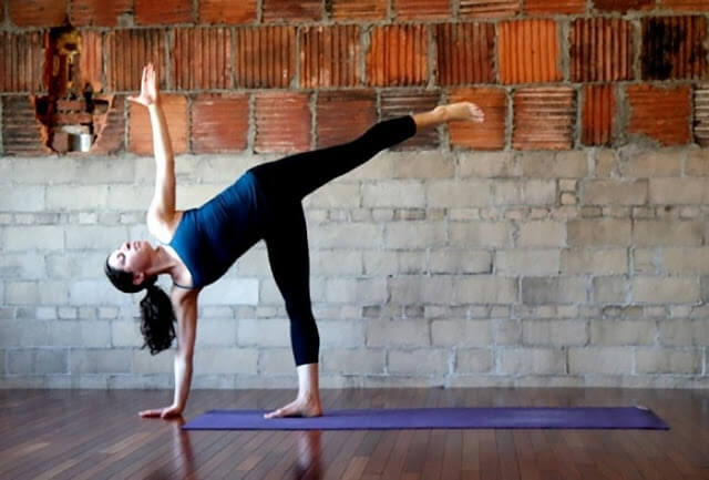 4 động tác yoga cho người loãng xương